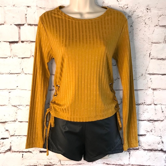 Charlotte Russe Tops - Charlotte Russe ribbed top with grommets & ties